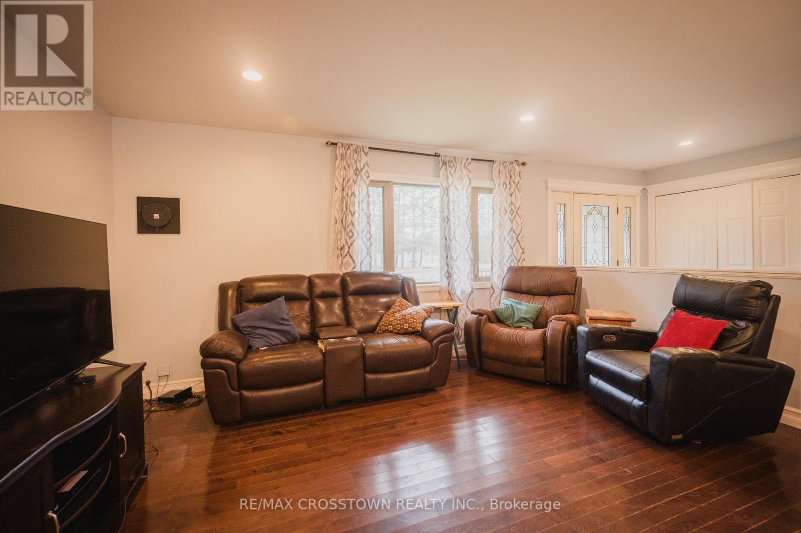 15 Machar/Strong Boundary Road, Strong, ON - Indoor Photo Showing Living Room