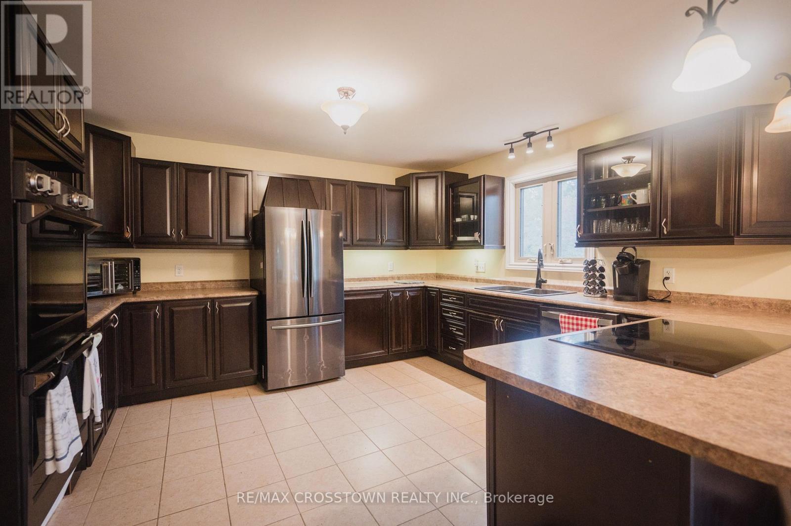 15 Machar/Strong Boundary Road, Strong, ON - Indoor Photo Showing Kitchen With Double Sink