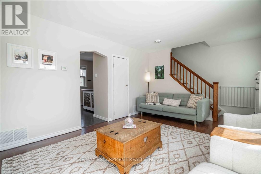 2279 King Street E, Hamilton, ON - Indoor Photo Showing Living Room