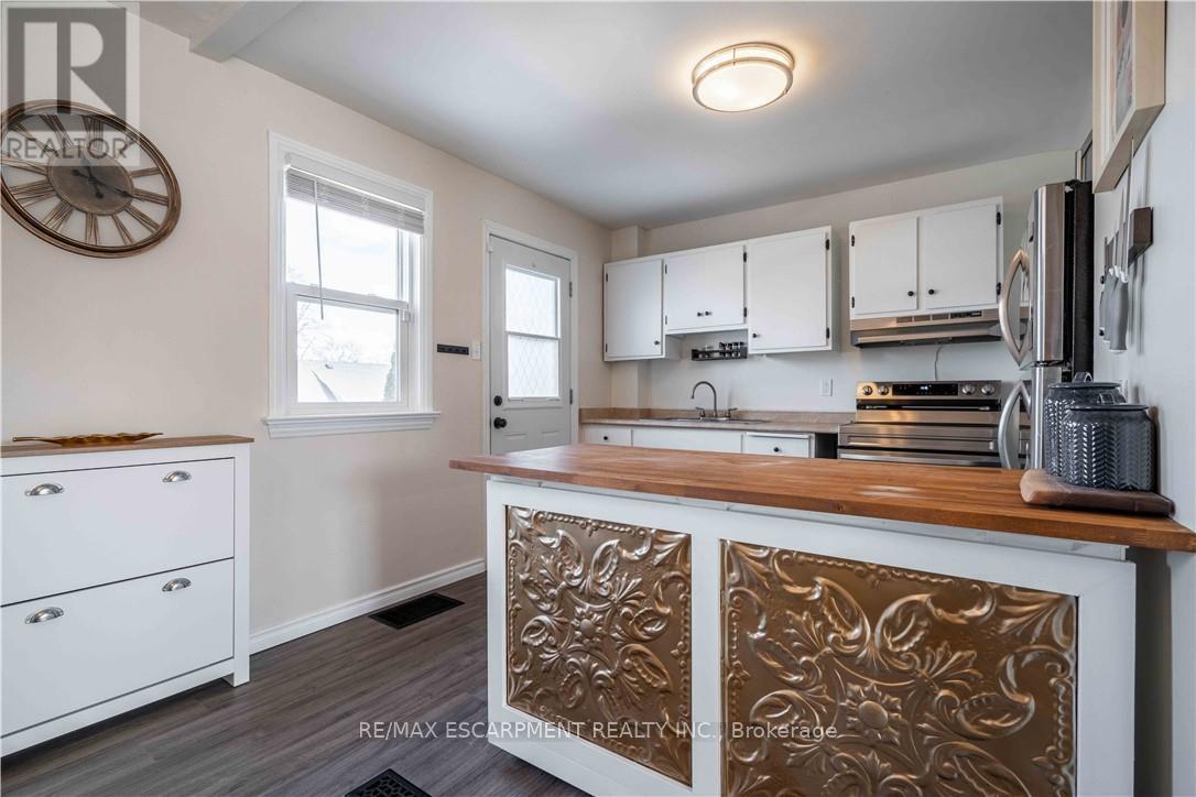 2279 King Street E, Hamilton, ON - Indoor Photo Showing Kitchen