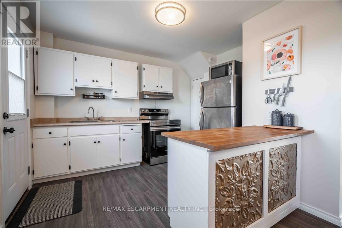 2279 King Street E, Hamilton, ON - Indoor Photo Showing Kitchen