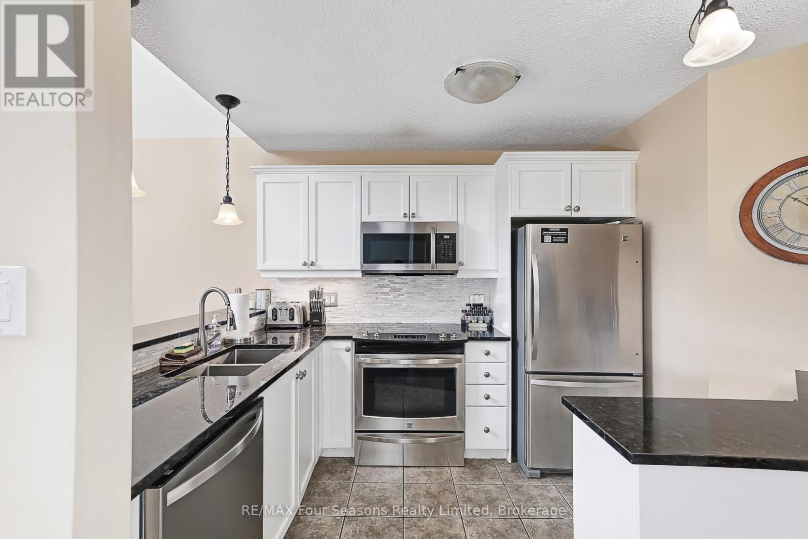 225 - 170 Snowbridge Way N, Blue Mountains, ON