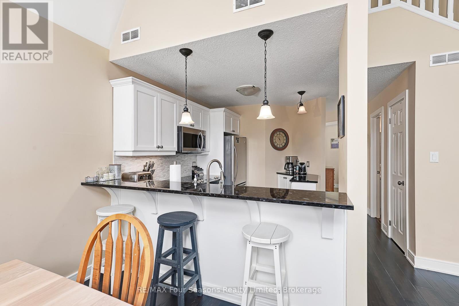 225 - 170 Snowbridge Way N, Blue Mountains, ON