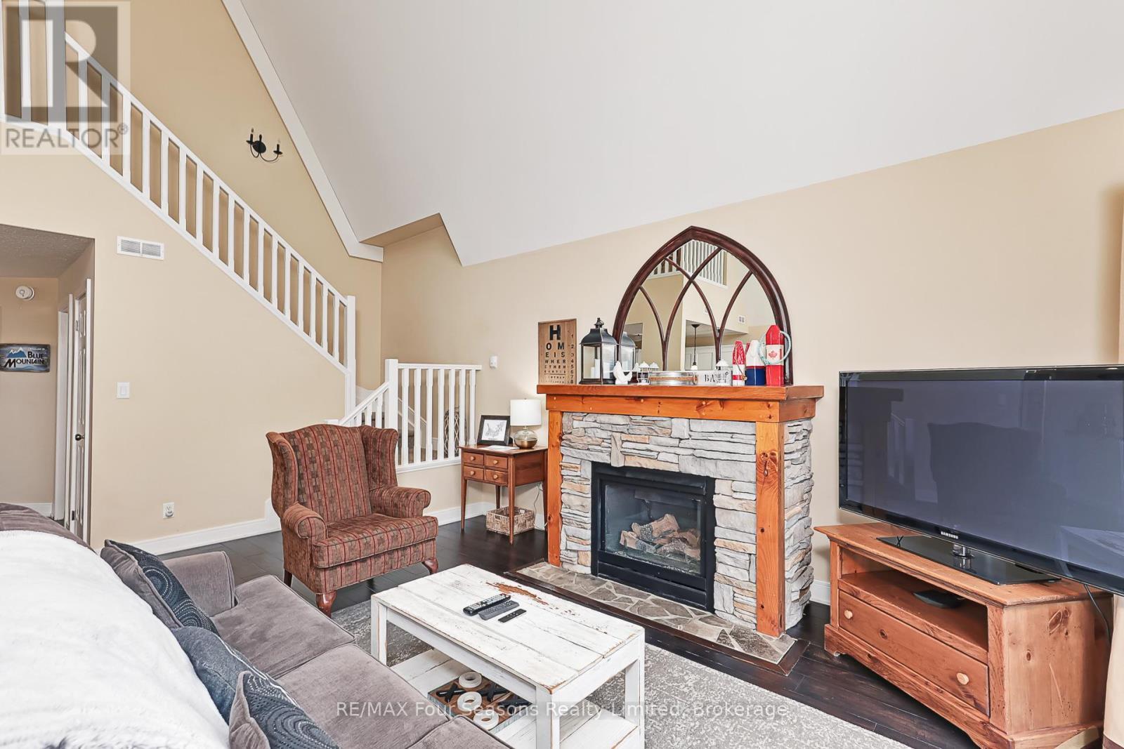 225 - 170 Snowbridge Way N, Blue Mountains, ON