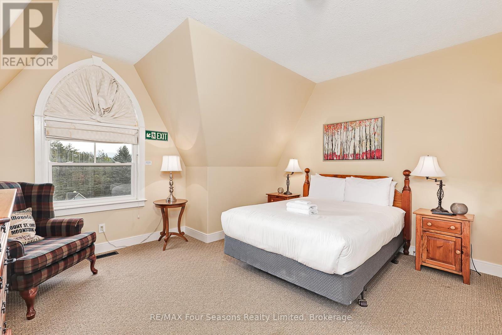 225 - 170 Snowbridge Way N, Blue Mountains, ON