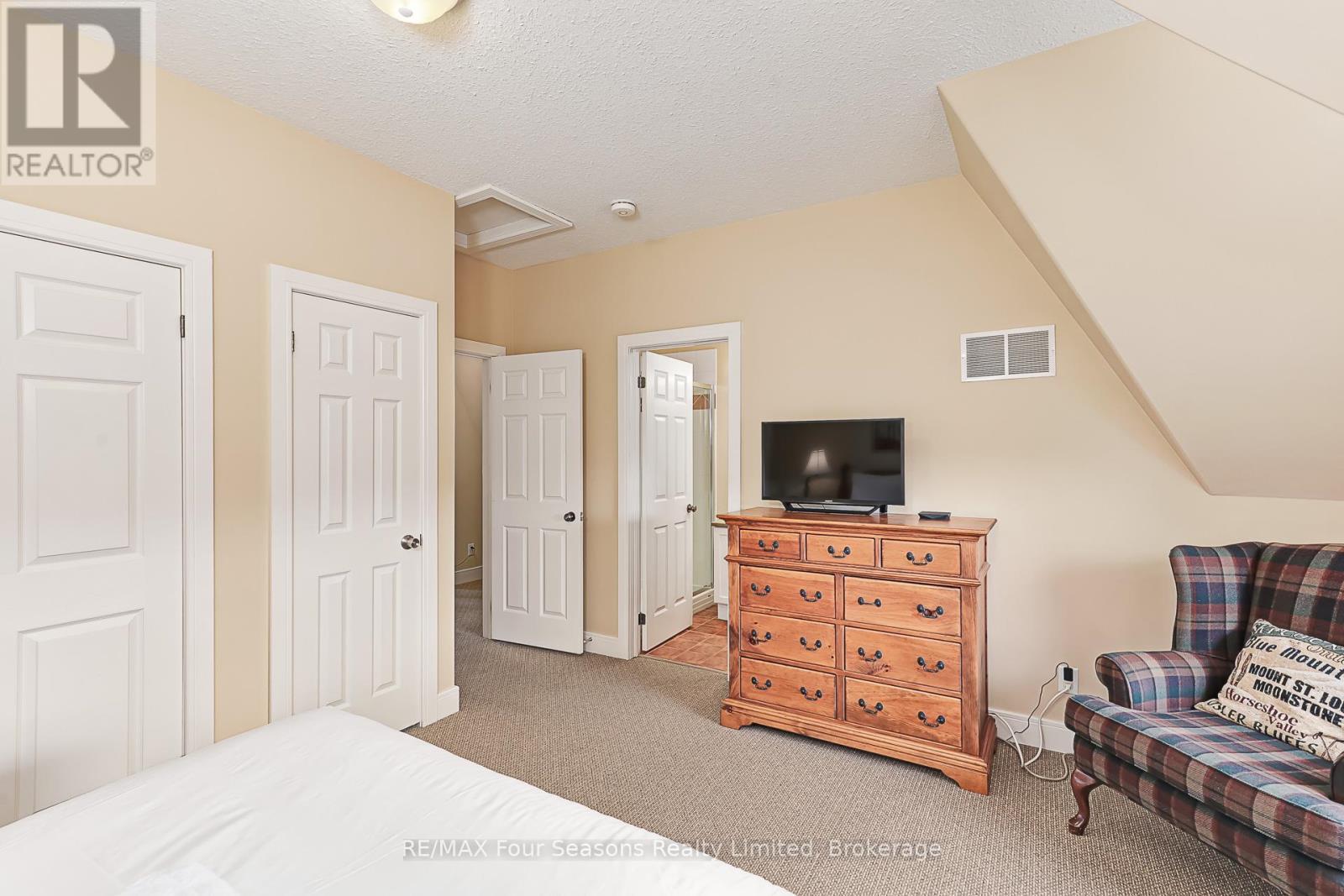 225 - 170 Snowbridge Way N, Blue Mountains, ON