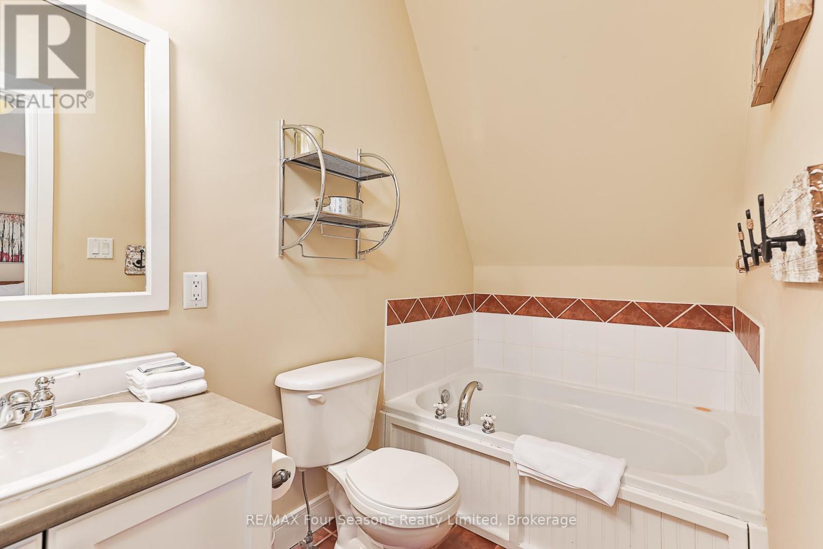 225 - 170 Snowbridge Way N, Blue Mountains, ON