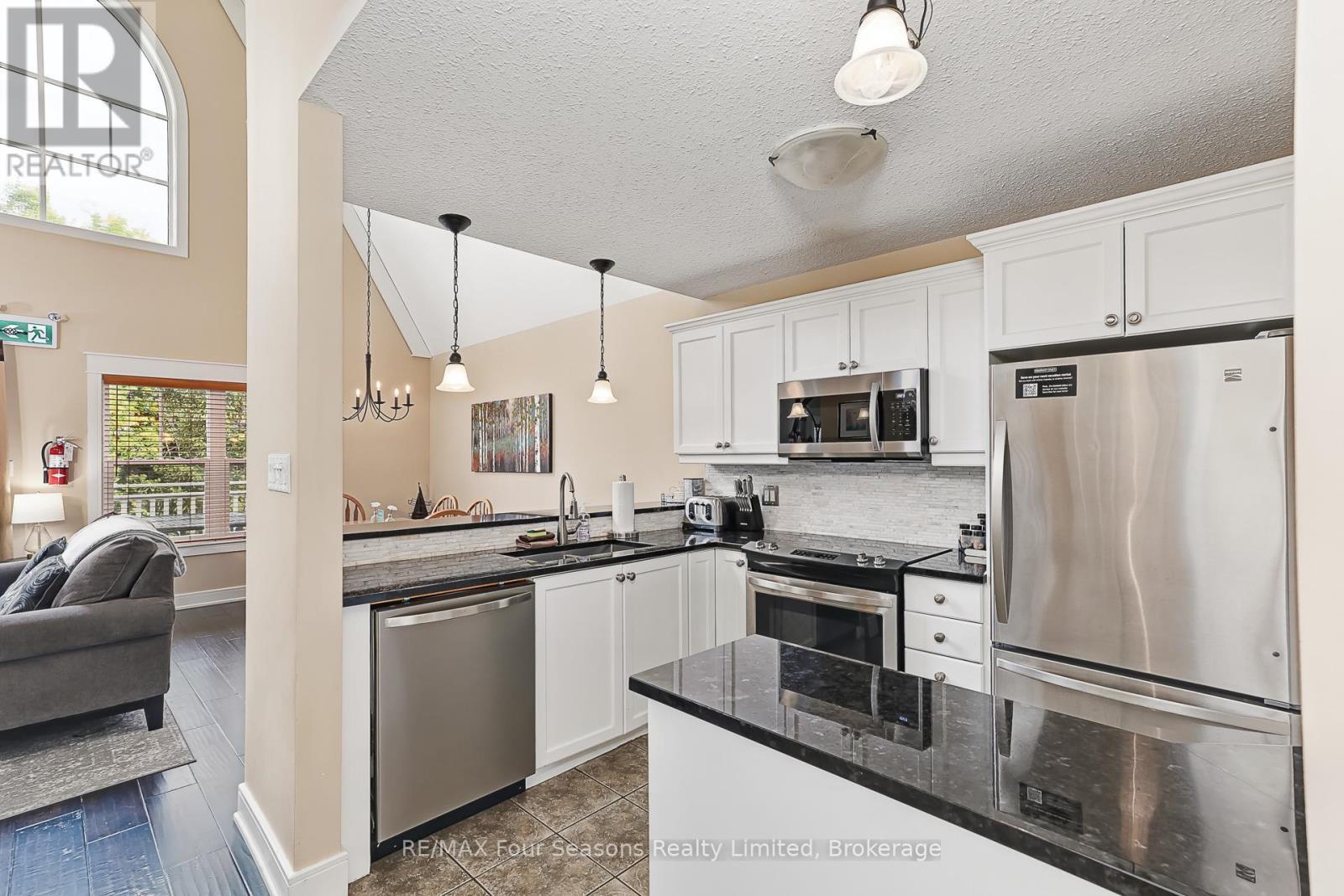 225 - 170 Snowbridge Way N, Blue Mountains, ON