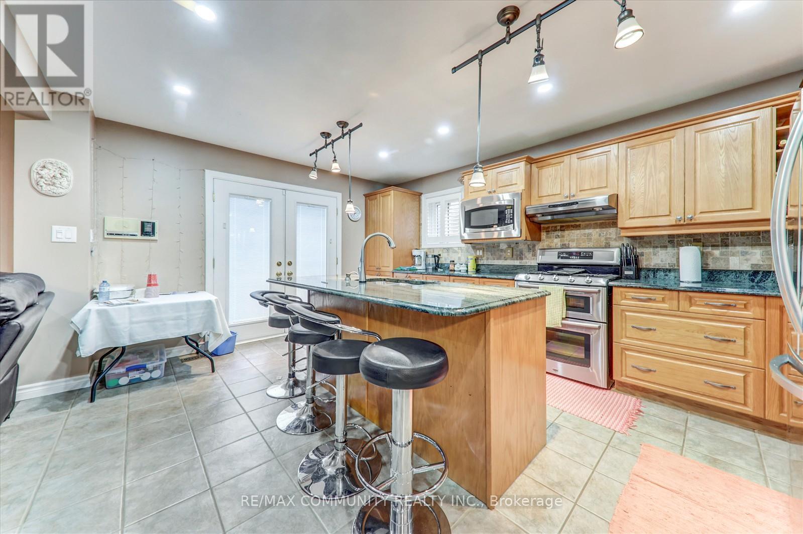 Main - 35 Hartrick Place, Whitby, ON - Indoor Photo Showing Kitchen