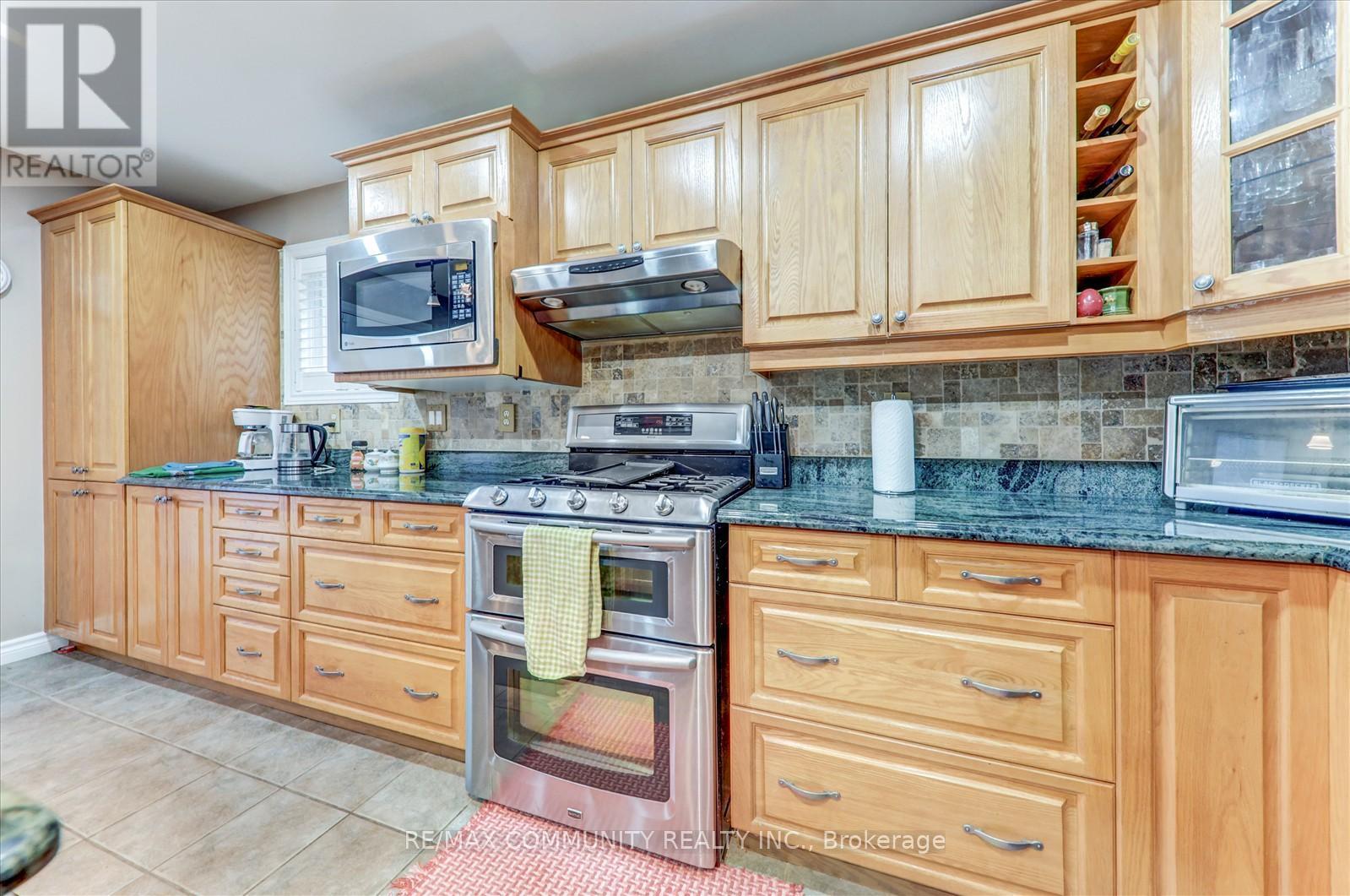 Main - 35 Hartrick Place, Whitby, ON - Indoor Photo Showing Kitchen