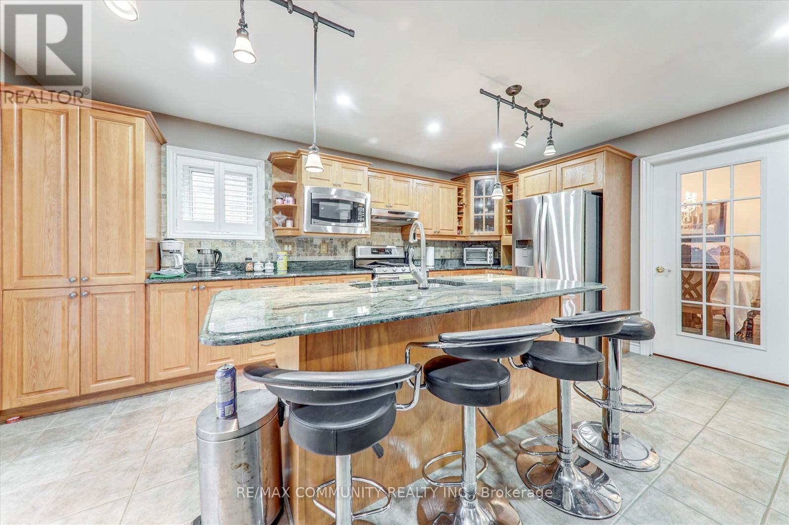 Main - 35 Hartrick Place, Whitby, ON - Indoor Photo Showing Kitchen