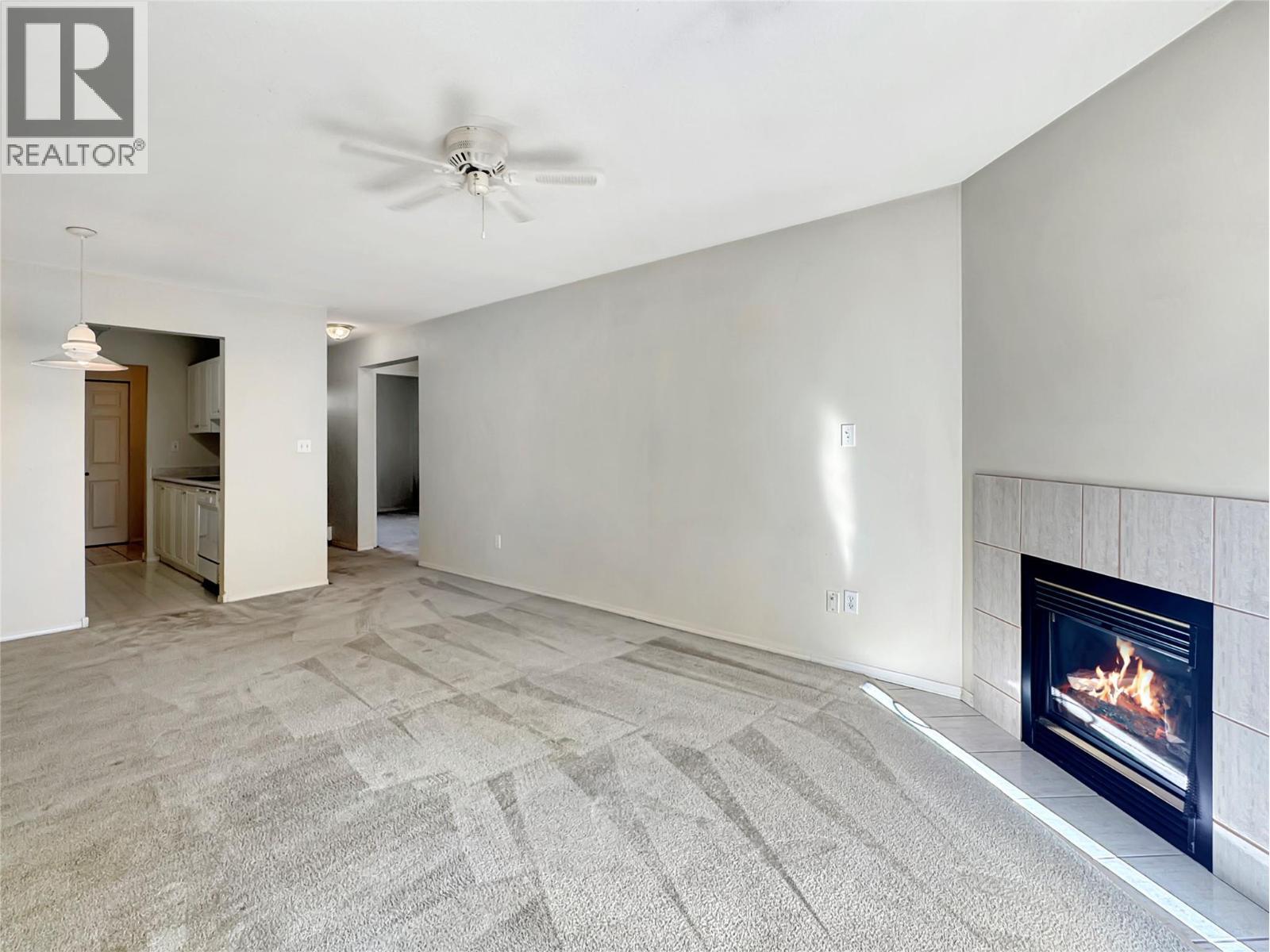 1004 23 Avenue N Unit# 113, Cranbrook, BC - Indoor Photo Showing Living Room With Fireplace