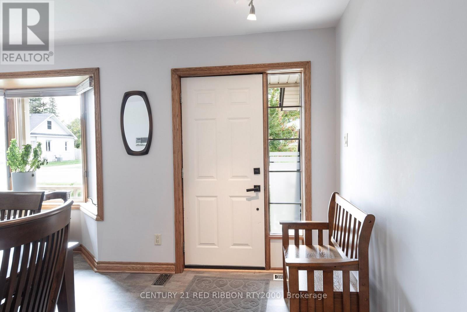 51 Queen Street, Strathroy-Caradoc (Se), ON - Indoor Photo Showing Other Room