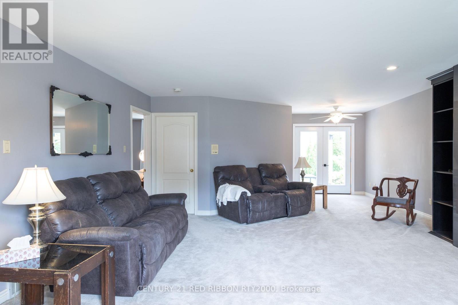 51 Queen Street, Strathroy-Caradoc (Se), ON - Indoor Photo Showing Living Room