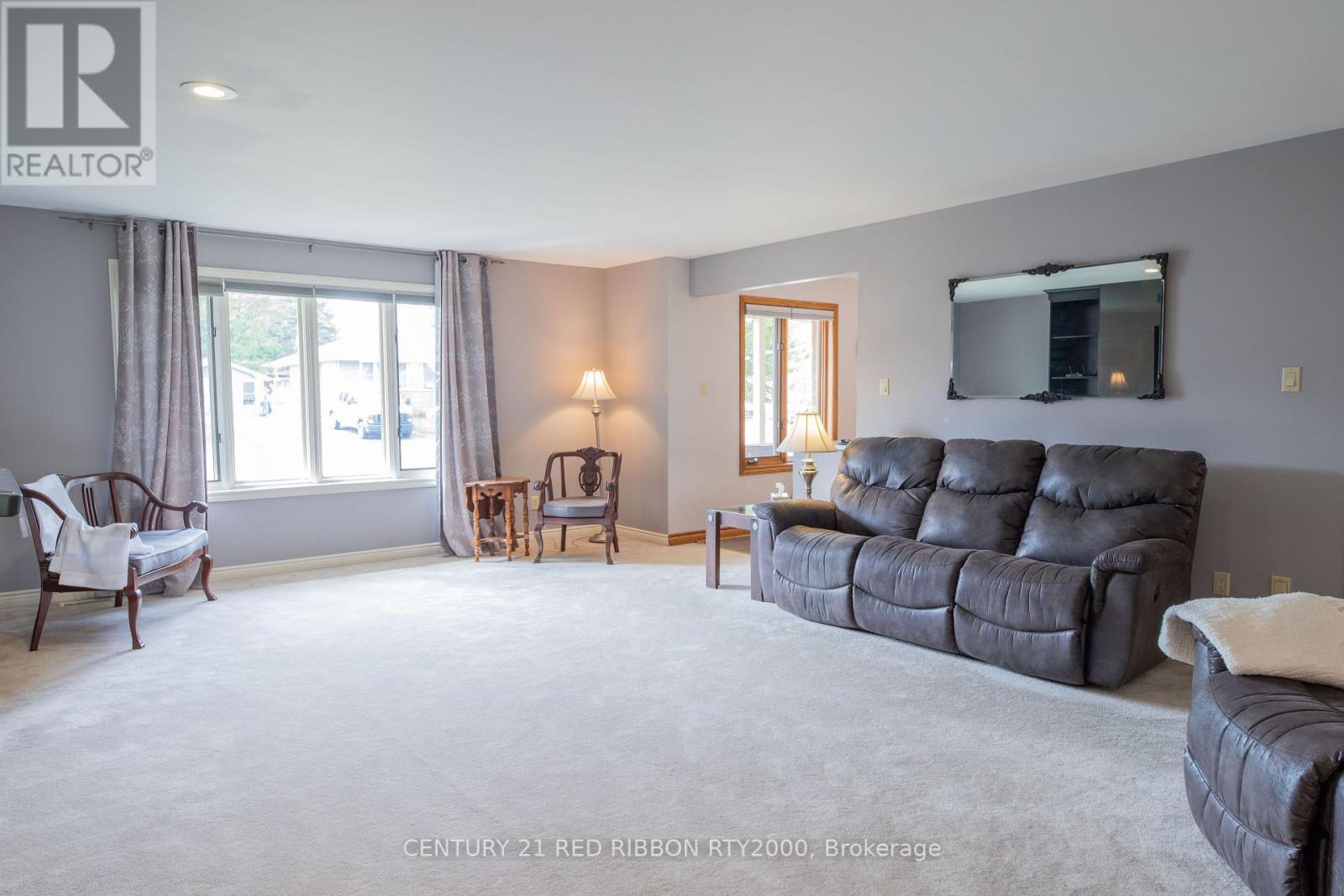 51 Queen Street, Strathroy-Caradoc (Se), ON - Indoor Photo Showing Living Room