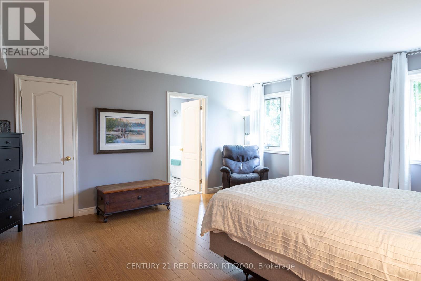 51 Queen Street, Strathroy-Caradoc (Se), ON - Indoor Photo Showing Bedroom