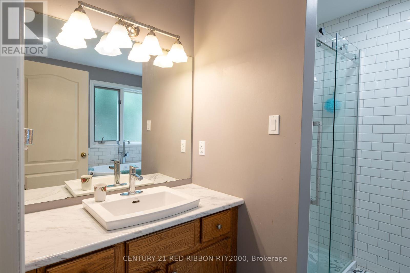 51 Queen Street, Strathroy-Caradoc (Se), ON - Indoor Photo Showing Bathroom