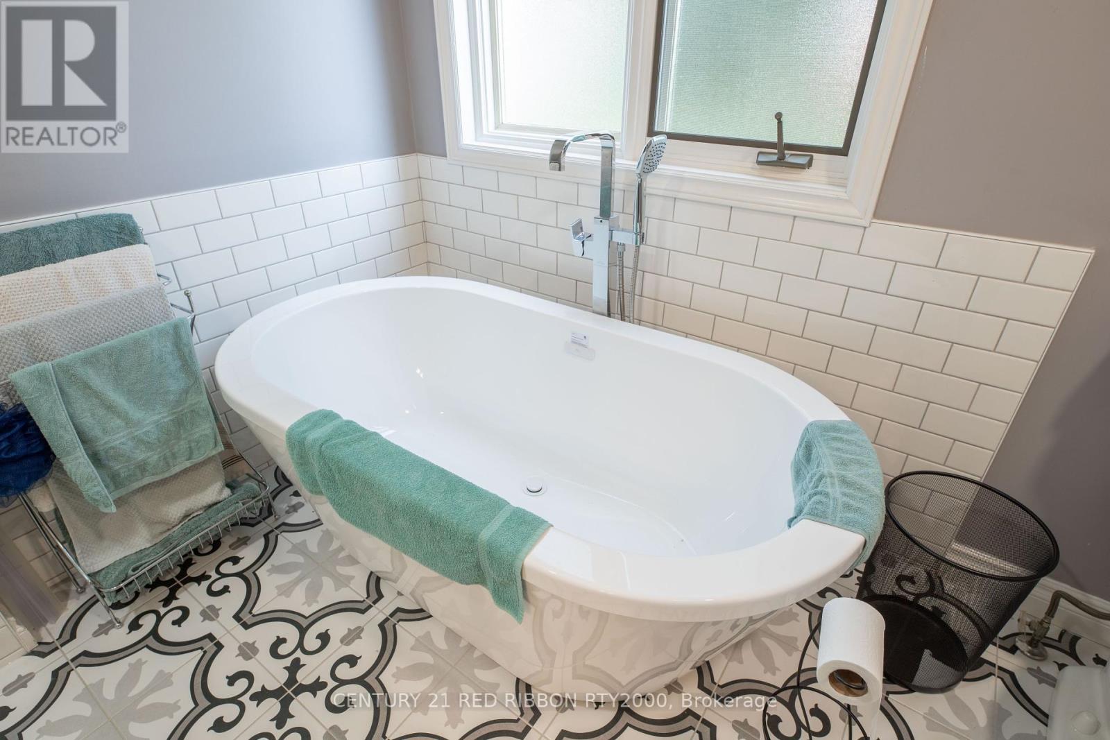 51 Queen Street, Strathroy-Caradoc (Se), ON - Indoor Photo Showing Bathroom