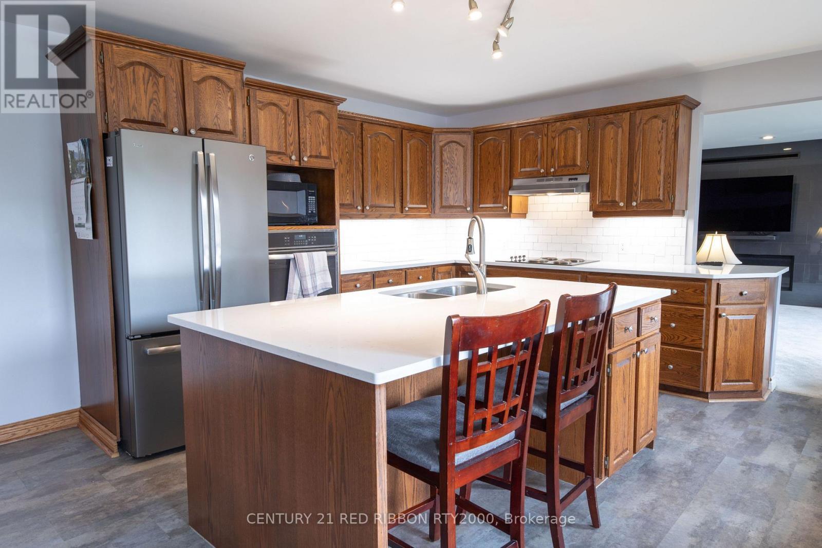 51 Queen Street, Strathroy-Caradoc (Se), ON - Indoor Photo Showing Kitchen With Double Sink