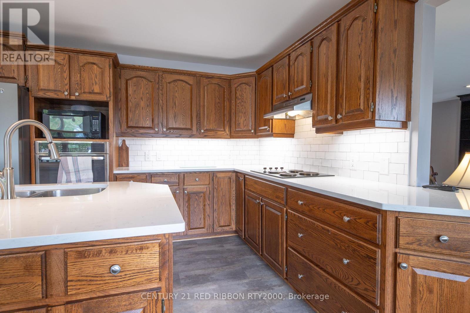 51 Queen Street, Strathroy-Caradoc (Se), ON - Indoor Photo Showing Kitchen