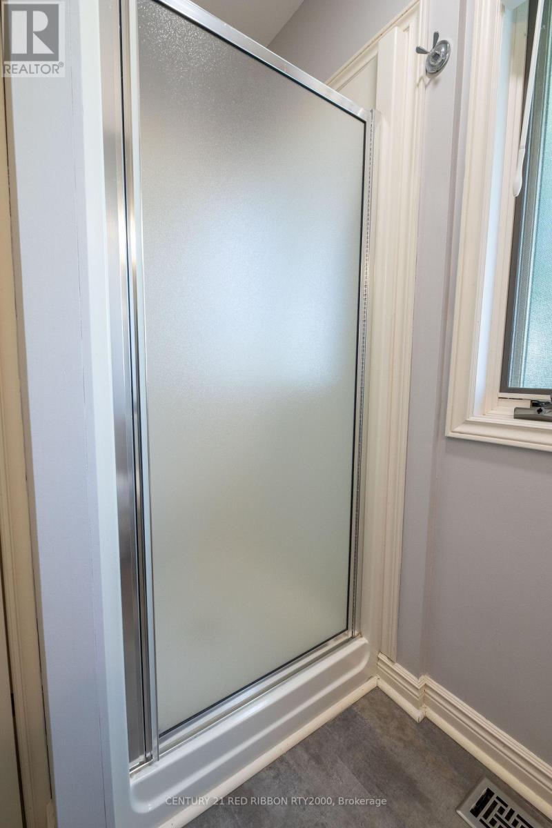 51 Queen Street, Strathroy-Caradoc (Se), ON - Indoor