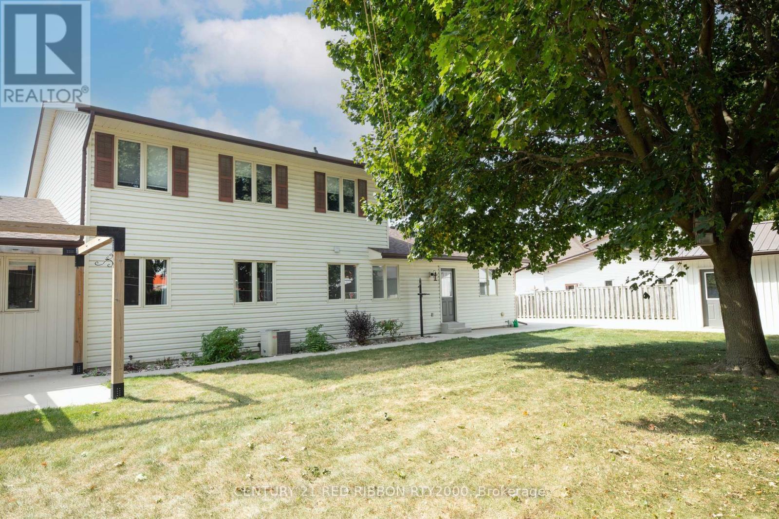 51 Queen Street, Strathroy-Caradoc (Se), ON - Outdoor