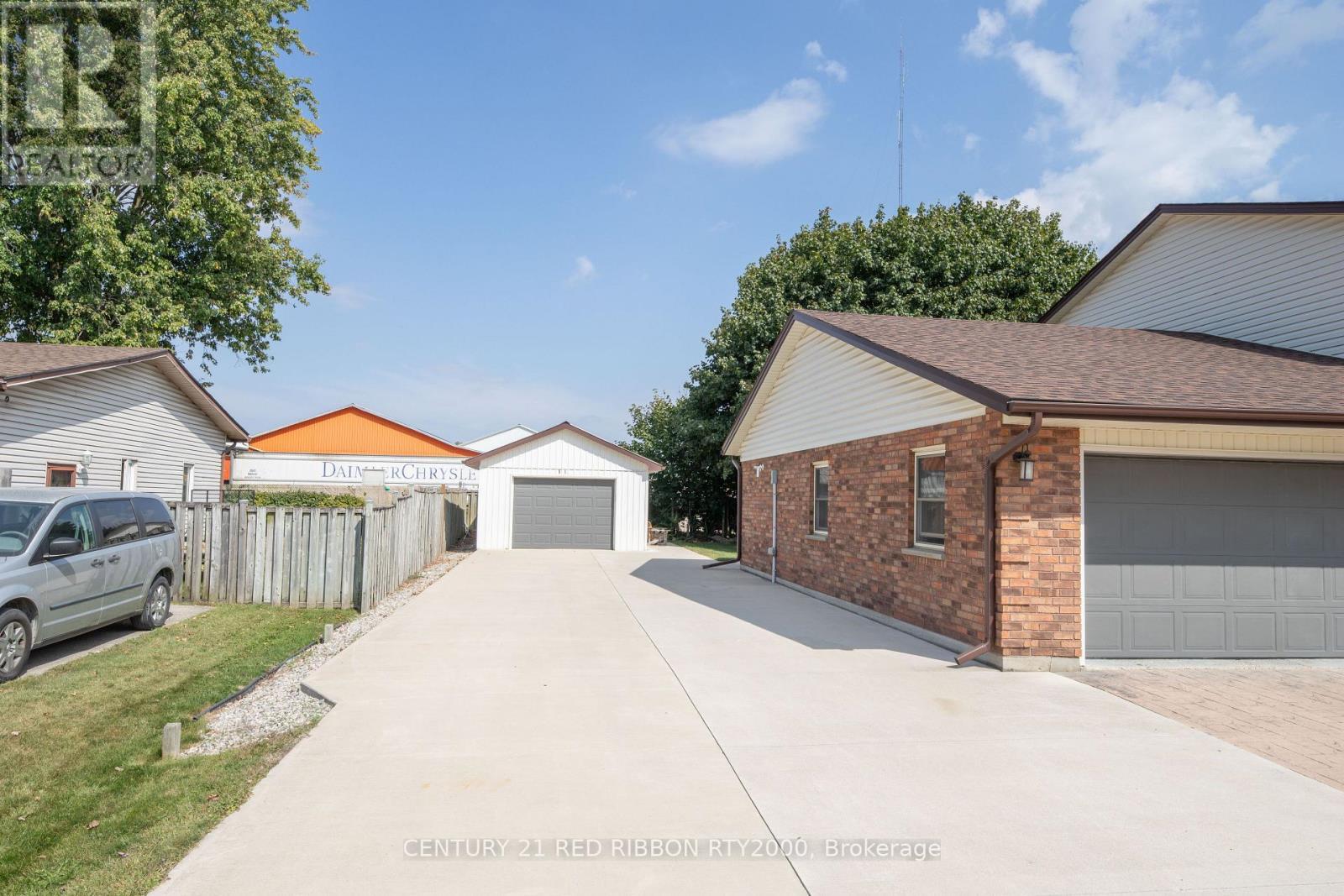51 Queen Street, Strathroy-Caradoc (Se), ON - Outdoor With Exterior