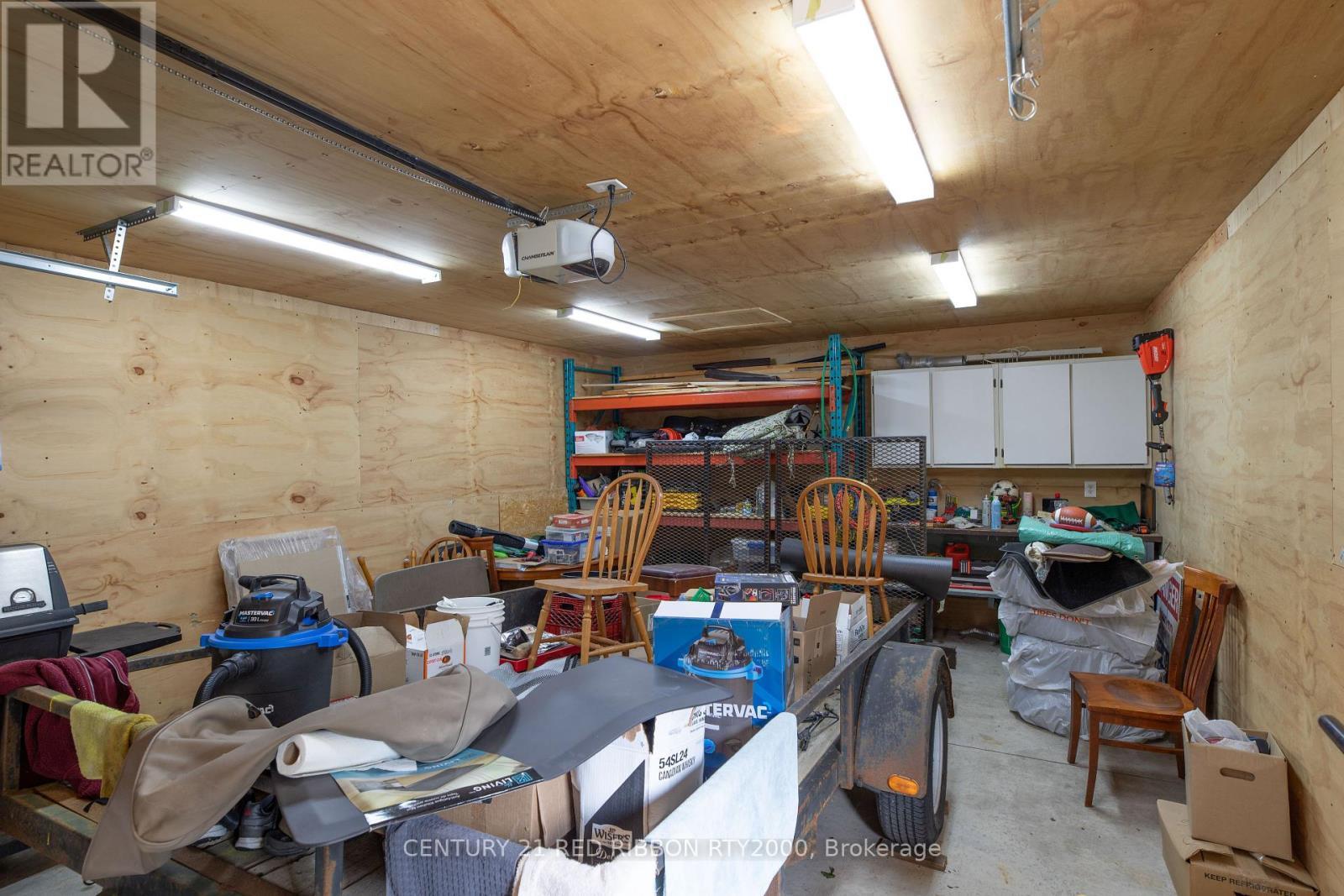 51 Queen Street, Strathroy-Caradoc (Se), ON - Indoor Photo Showing Garage