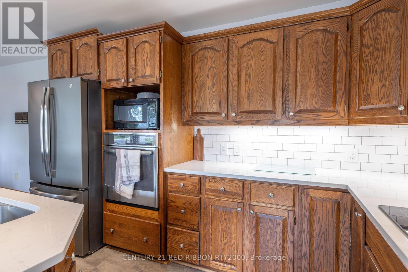 51 Queen Street, Strathroy-Caradoc (Se), ON - Indoor Photo Showing Kitchen