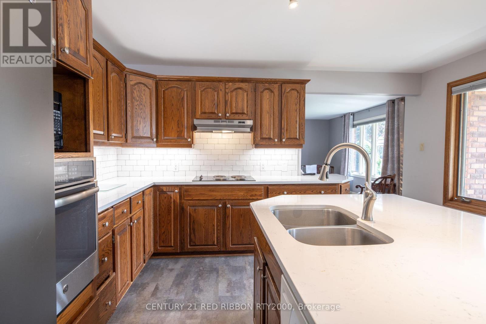 51 Queen Street, Strathroy-Caradoc (Se), ON - Indoor Photo Showing Kitchen With Double Sink