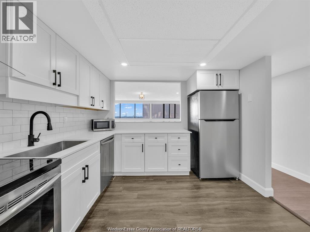 380 Pelissier Street Unit# 1201, Windsor, ON - Indoor Photo Showing Kitchen