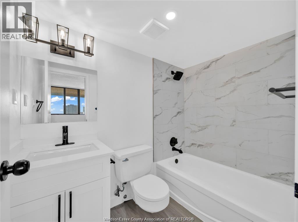 380 Pelissier Street Unit# 1201, Windsor, ON - Indoor Photo Showing Bathroom