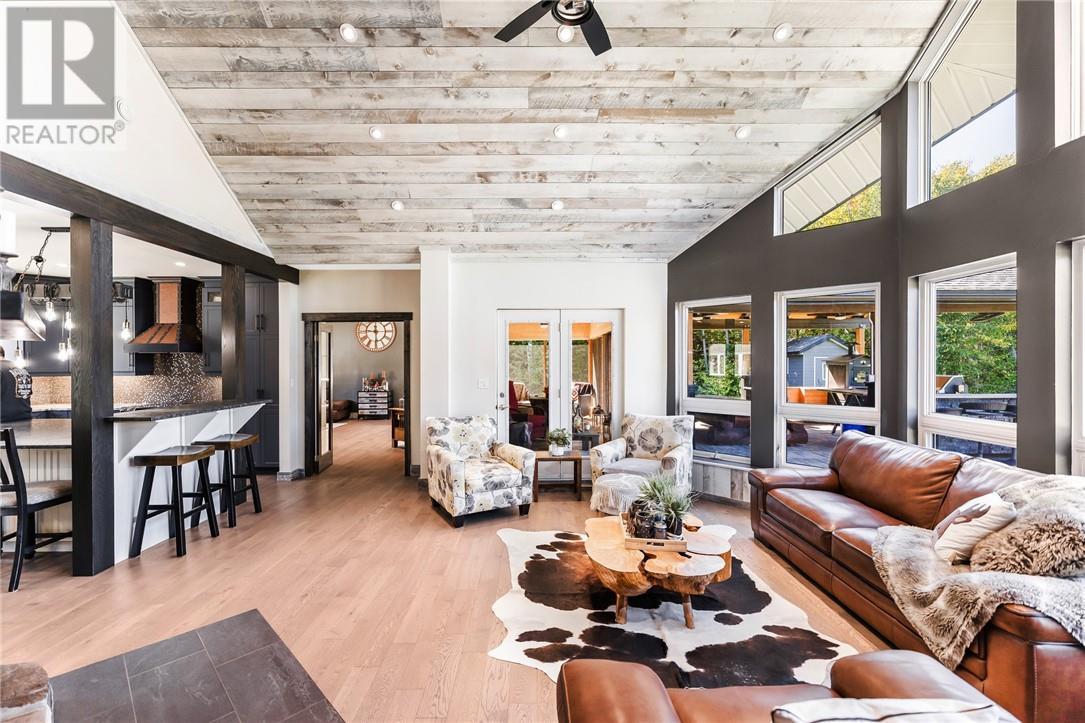 2500 Eden Township Road, Greater Sudbury, ON - Indoor Photo Showing Living Room