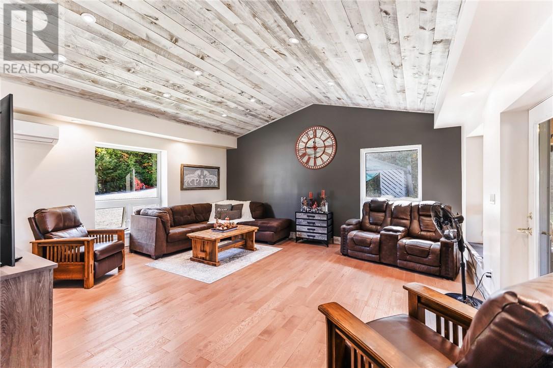 2500 Eden Township Road, Greater Sudbury, ON - Indoor Photo Showing Living Room