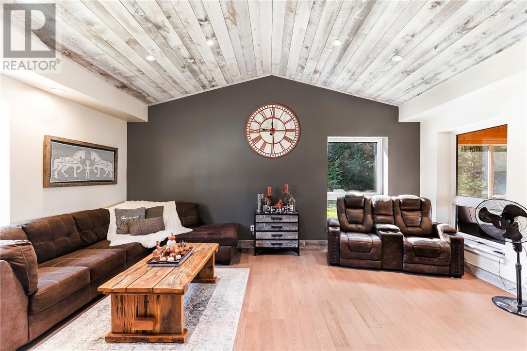 2500 Eden Township Road, Greater Sudbury, ON - Indoor Photo Showing Living Room