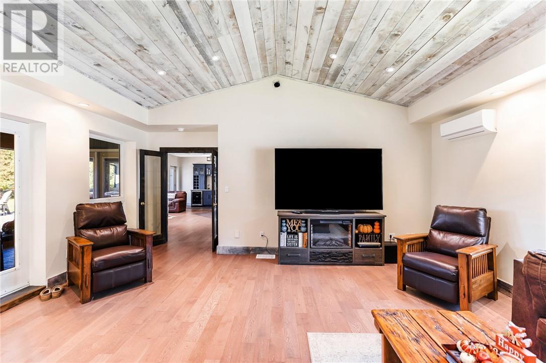 2500 Eden Township Road, Greater Sudbury, ON - Indoor Photo Showing Living Room