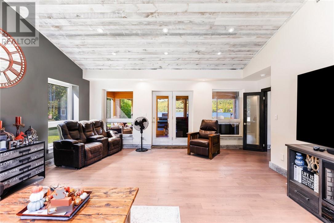 2500 Eden Township Road, Greater Sudbury, ON - Indoor Photo Showing Living Room