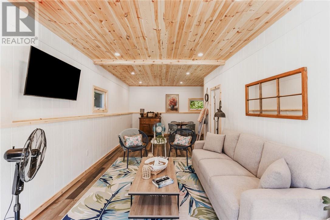 2500 Eden Township Road, Greater Sudbury, ON - Indoor Photo Showing Living Room