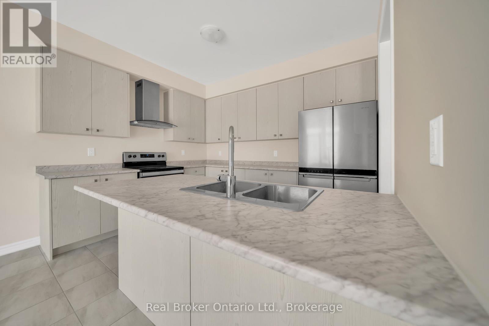 216 Vanilla Trail, Thorold (Rolling Meadows), ON - Indoor Photo Showing Kitchen With Double Sink With Upgraded Kitchen