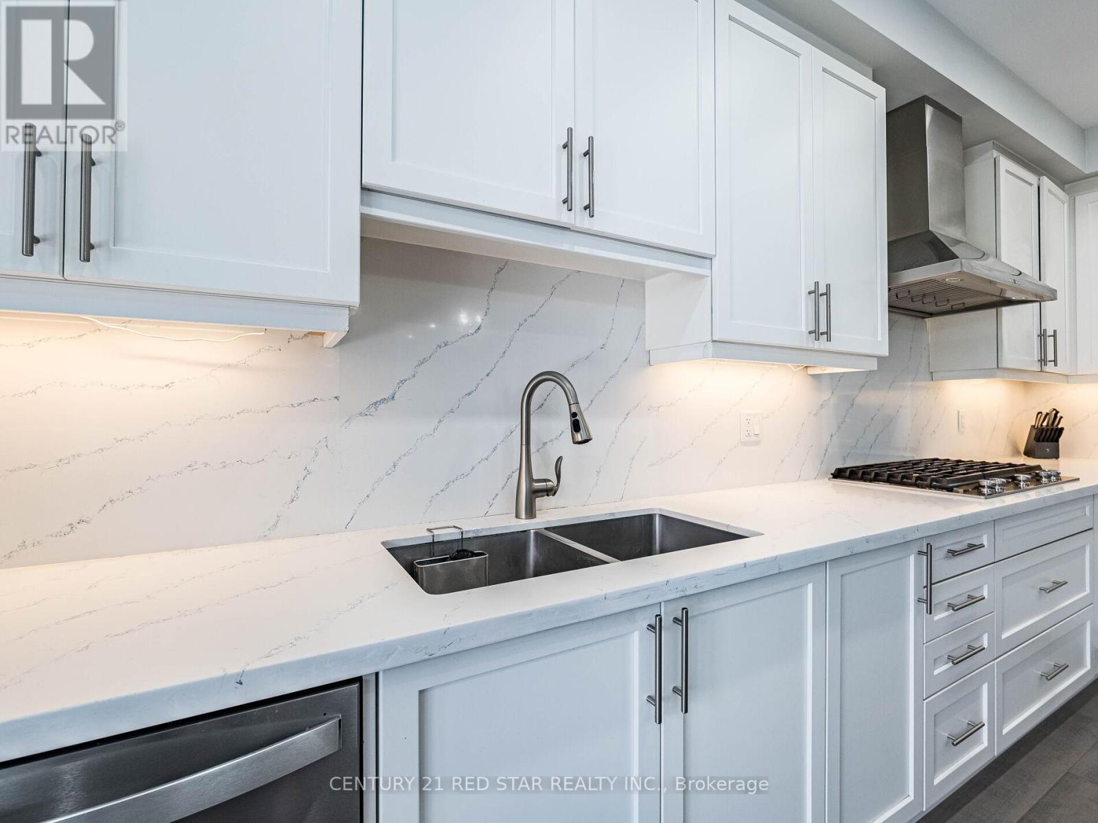 22 Rolling Rock Way, Brampton, ON - Indoor Photo Showing Kitchen With Double Sink With Upgraded Kitchen
