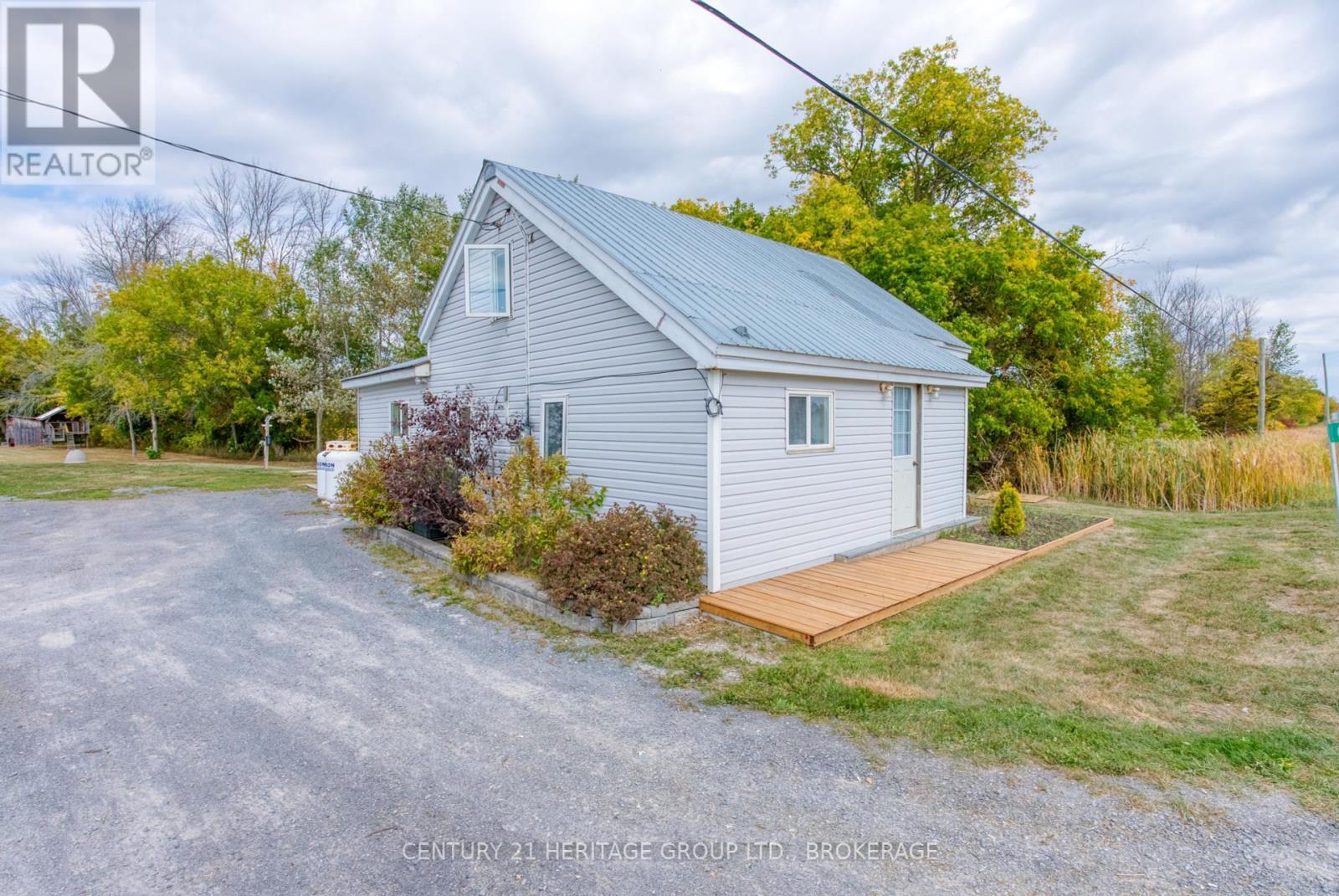 6913 County 2 Road, Loyalist (Lennox And Addington - South), ON - Outdoor