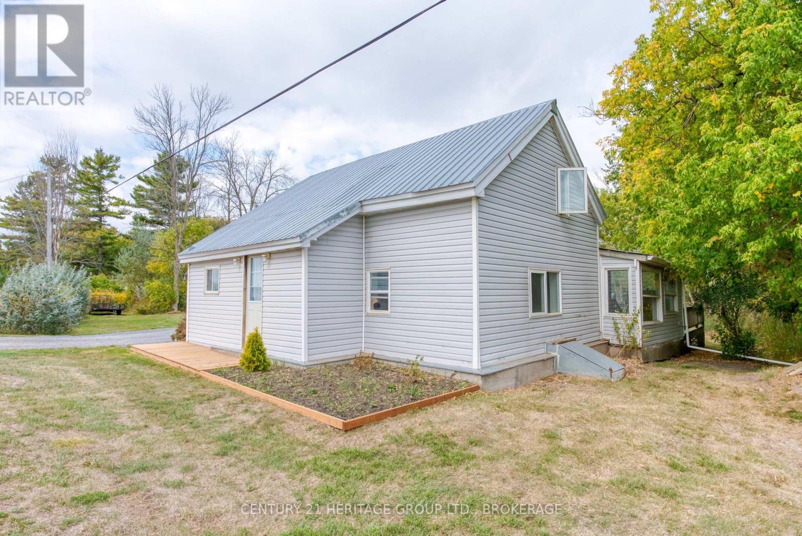 6913 County 2 Road, Loyalist (Lennox And Addington - South), ON - Outdoor With Exterior