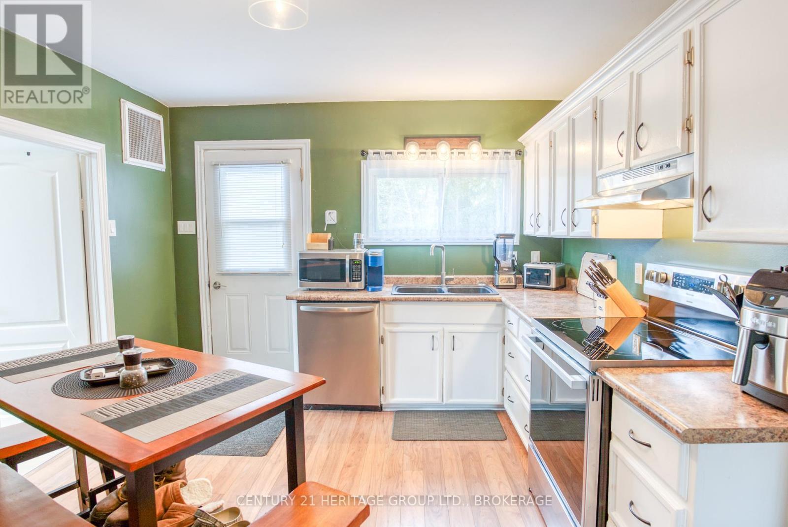 6913 County 2 Road, Loyalist (Lennox And Addington - South), ON - Indoor Photo Showing Kitchen With Double Sink