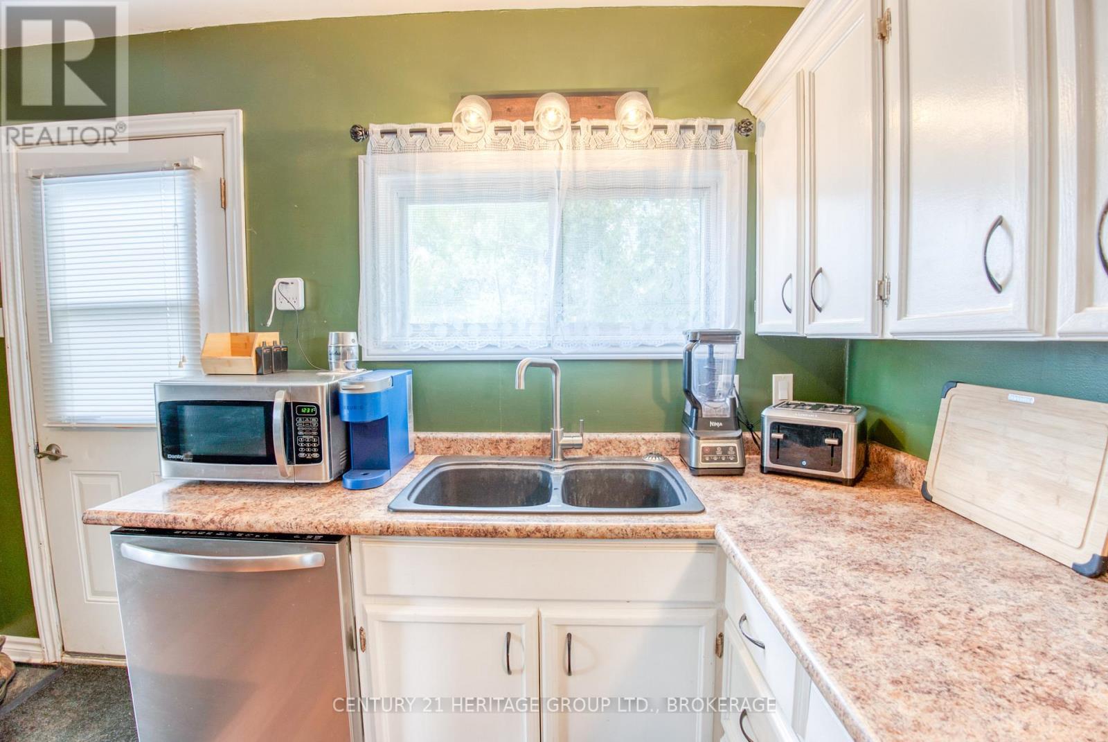 6913 County 2 Road, Loyalist (Lennox And Addington - South), ON - Indoor Photo Showing Kitchen With Double Sink