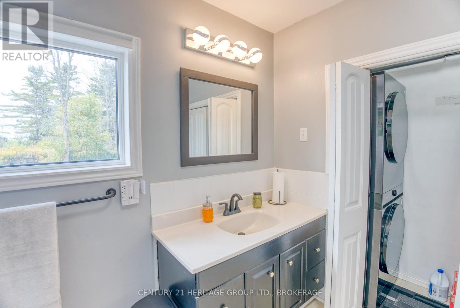 6913 County 2 Road, Loyalist (Lennox And Addington - South), ON - Indoor Photo Showing Bathroom