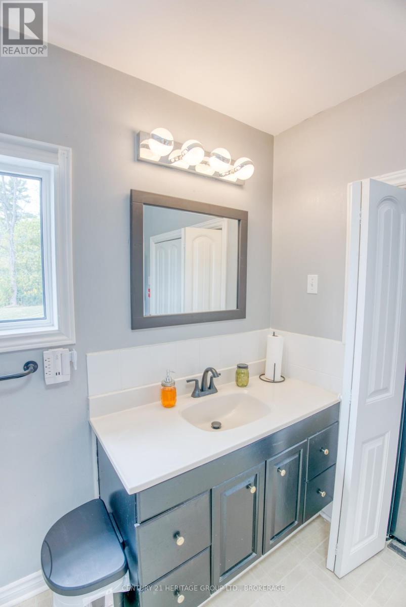6913 County 2 Road, Loyalist (Lennox And Addington - South), ON - Indoor Photo Showing Bathroom