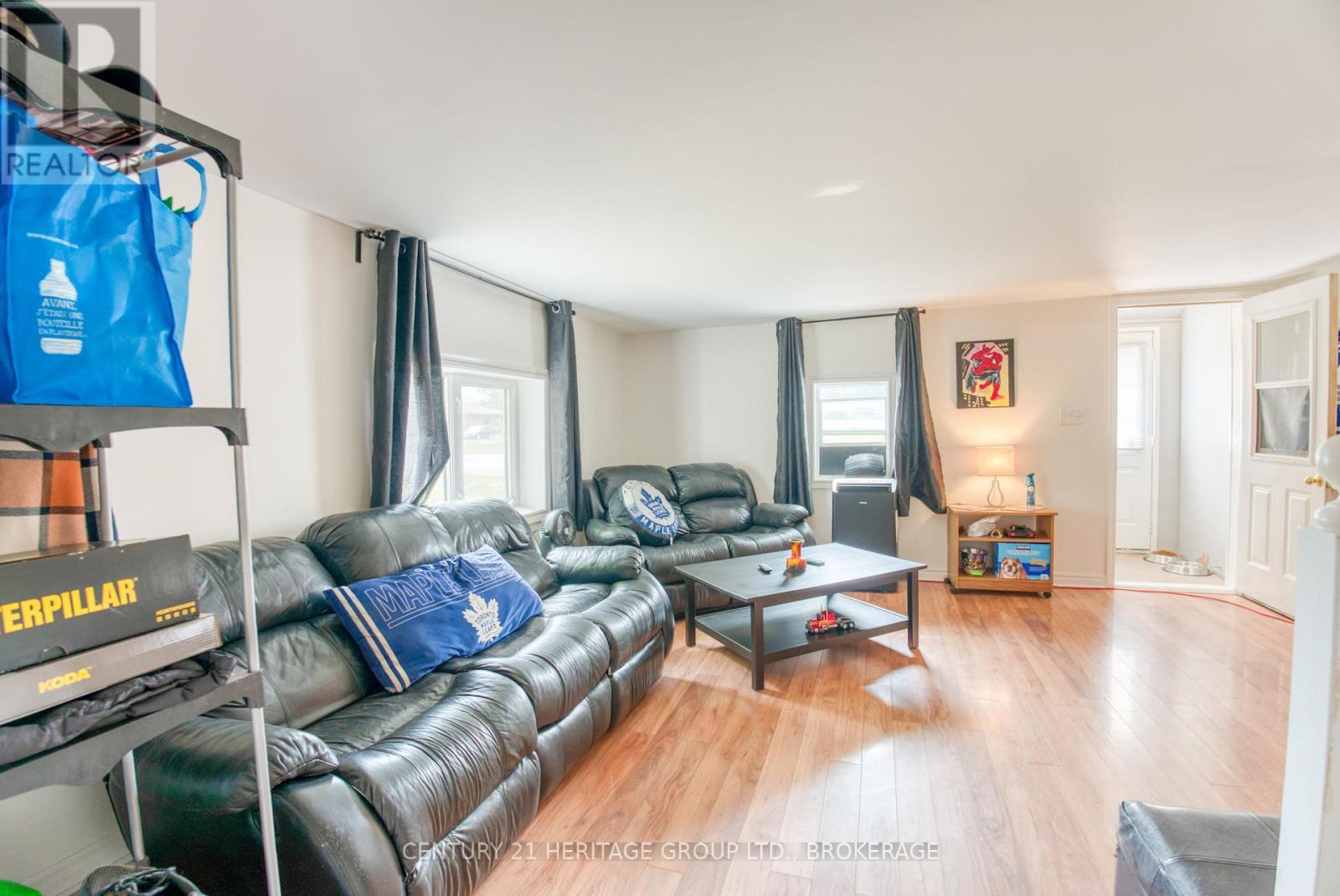 6913 County 2 Road, Loyalist (Lennox And Addington - South), ON - Indoor Photo Showing Living Room