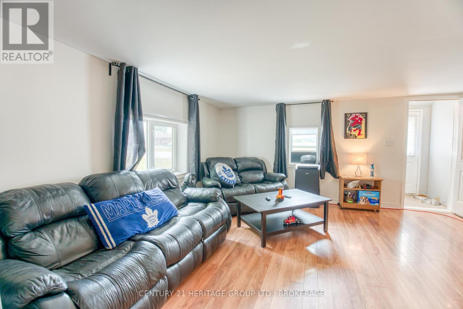 6913 County 2 Road, Loyalist (Lennox And Addington - South), ON - Indoor Photo Showing Living Room