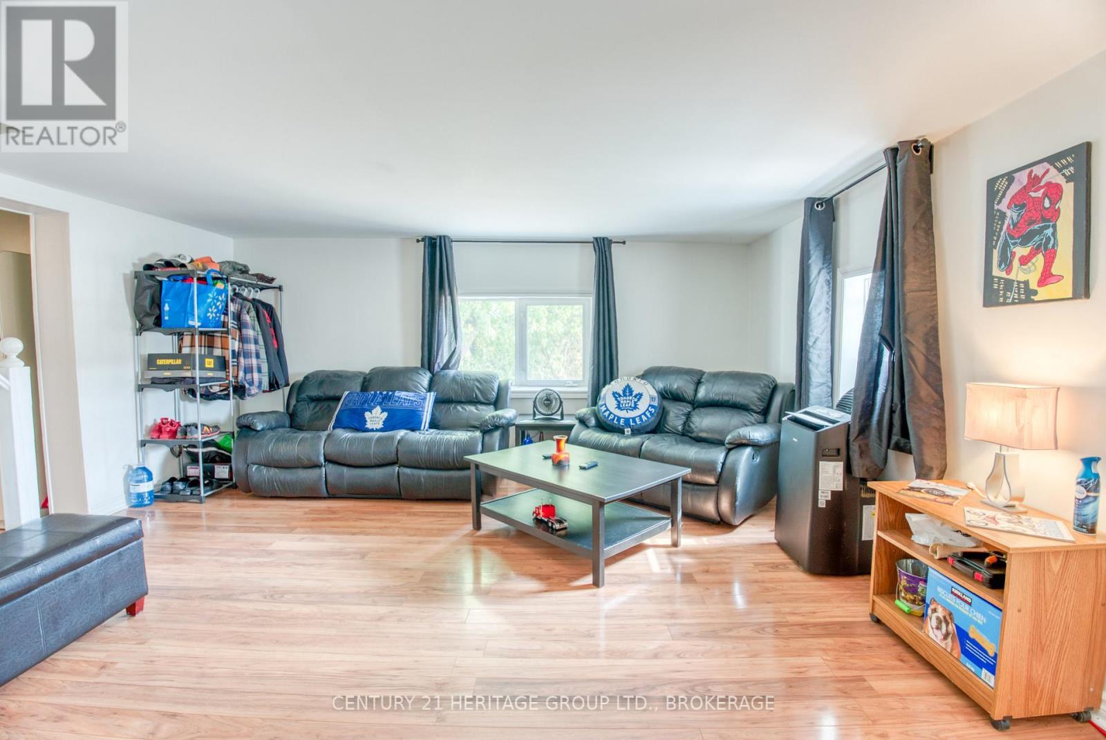 6913 County 2 Road, Loyalist (Lennox And Addington - South), ON - Indoor Photo Showing Living Room