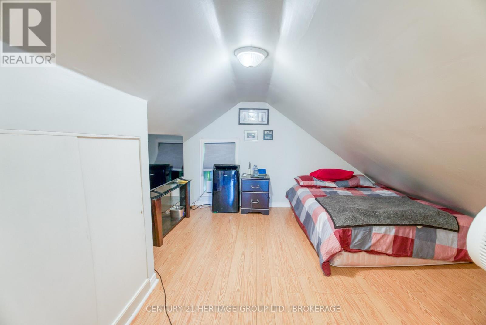6913 County 2 Road, Loyalist (Lennox And Addington - South), ON - Indoor Photo Showing Bedroom